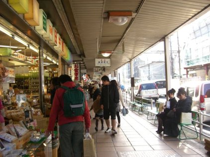 箱根湯本の土産屋街の写真