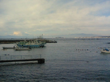 漁船の港と富士山の写真
