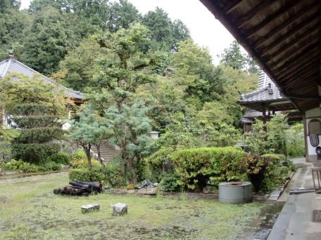 お寺の庭の写真